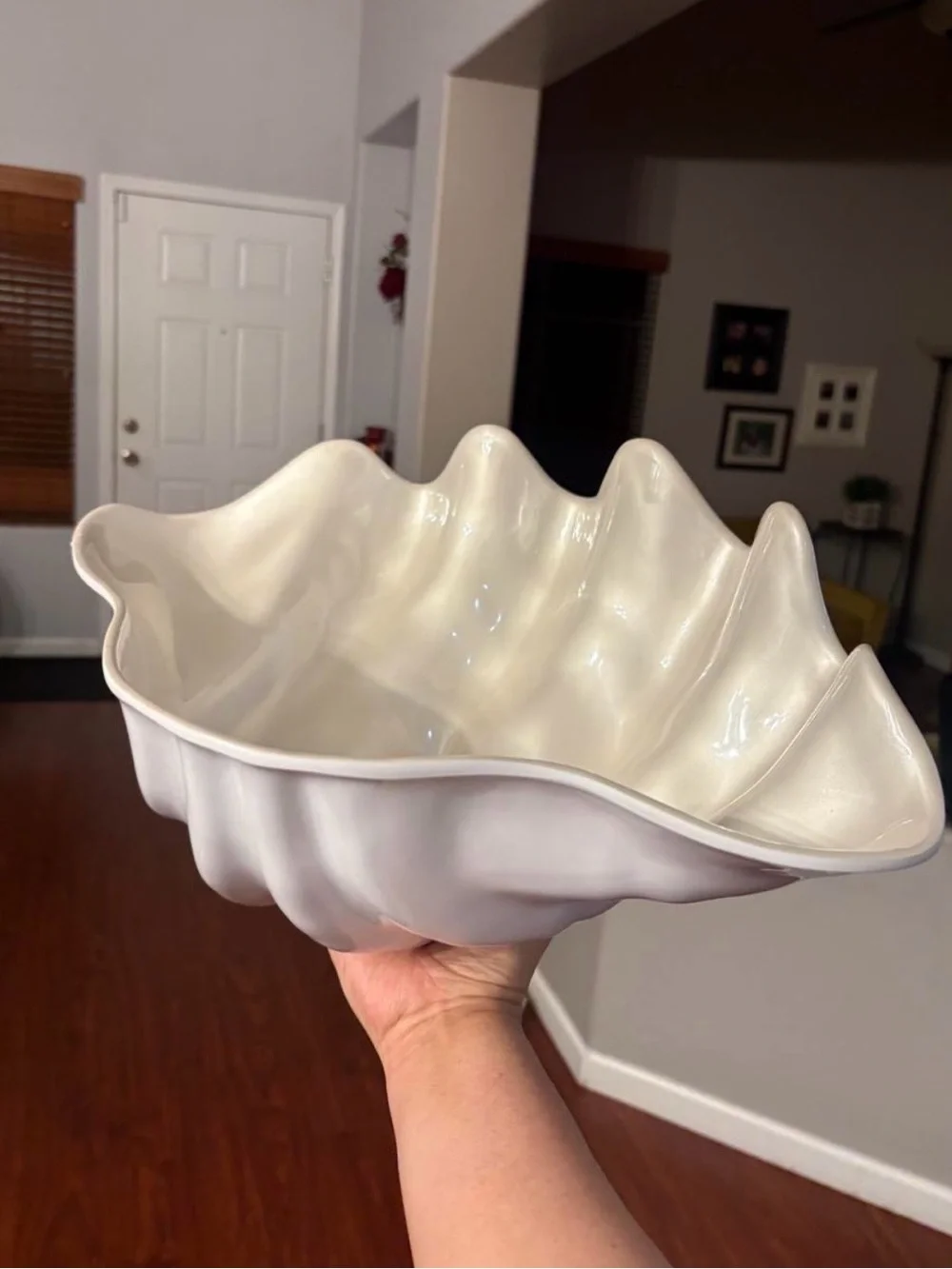 Elegant White Shell-Form Melamine Bowl